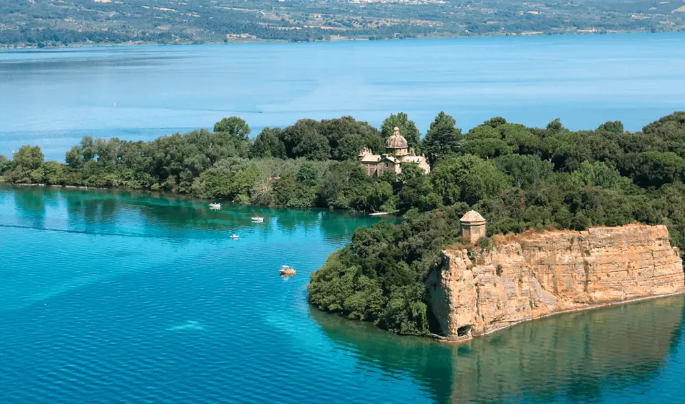 El lago Bolsena resguarda la estatuilla de 3.000 años que conserva huellas humanas intactas.