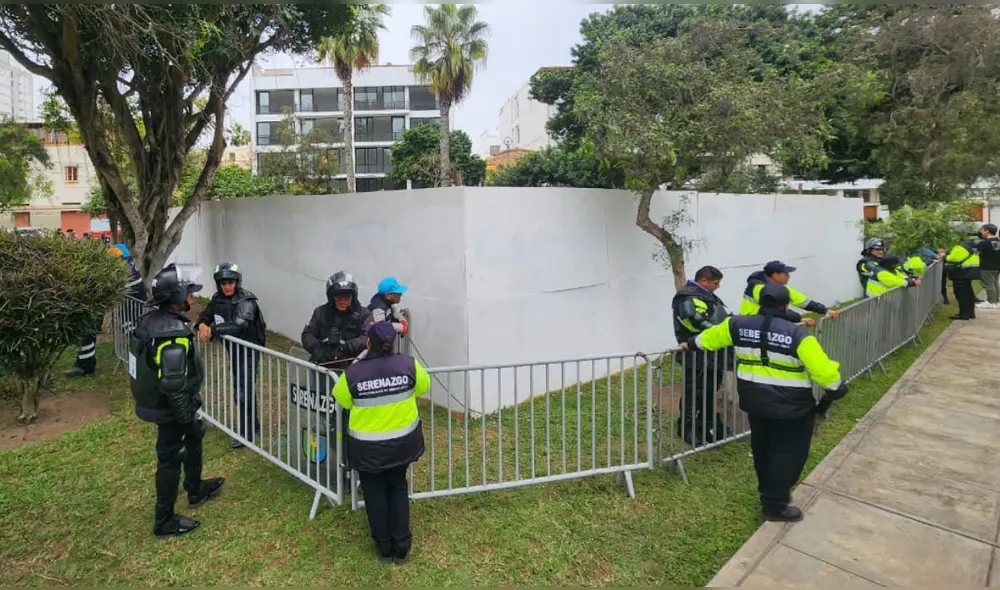 Personal municipal vigila y cerca espacio destinado a la nueva obra en Miraflores. Foto: Francisco Erazo/La República
