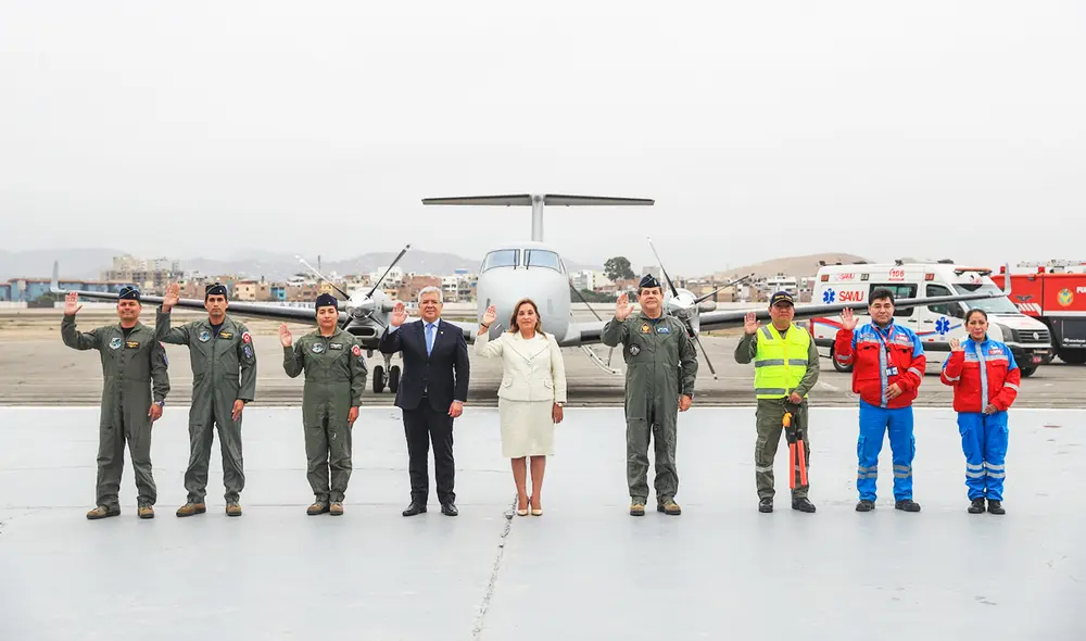 La presidenta Boluarte con el ministro de Defensa, Walter Astudillo, y el comandante general de la FAP, general del aire Carlos Chávez Cateriano, en la ceremonia de hoy en Las Palmas. Foto: Presidencia del Perú