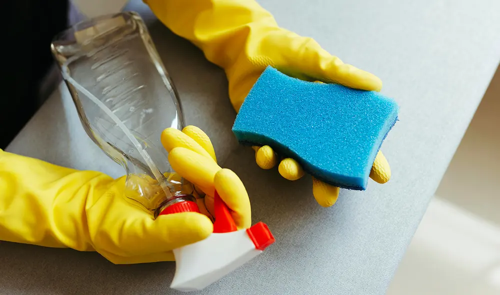 Los microplásticos desprendidos de las esponjas para lavar platos pueden contaminar el agua. Foto: Pexels