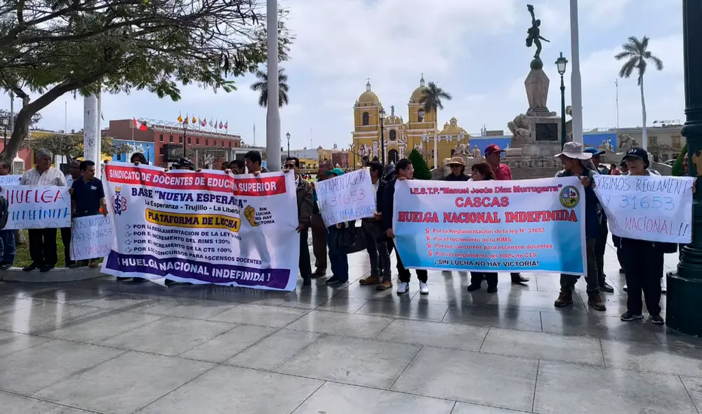 En La Libertad la huelga es acatada por el 90 % de docente. En La Libertad la huelga es acatada por el 90 % de docente.