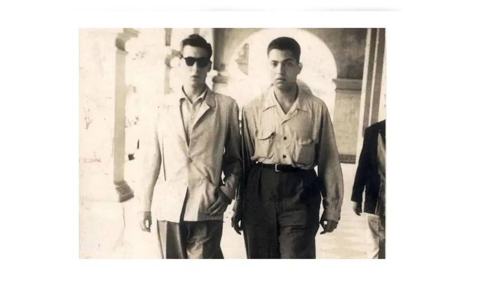 Mario Vargas Llosa y Javier Silva Ruete, en 1953. Imagen: Difusión. Mario Vargas Llosa y Javier Silva Ruete, en 1953. Imagen: Difusión.