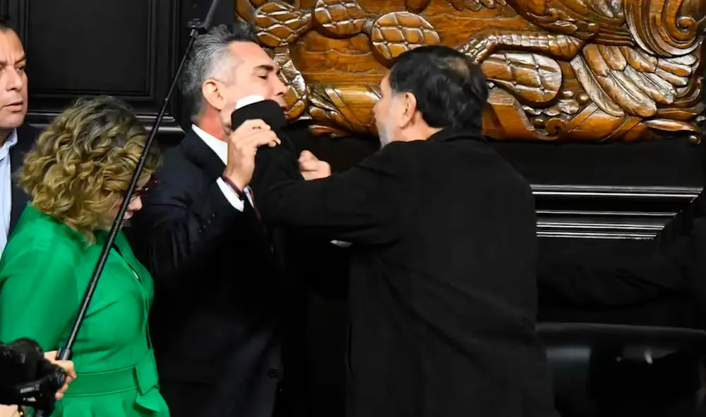 Los senadores Gerardo Fernández Noroña y Alejandro Moreno se agarraron a golpes. Los senadores Gerardo Fernández Noroña y Alejandro Moreno se agarraron a golpes.