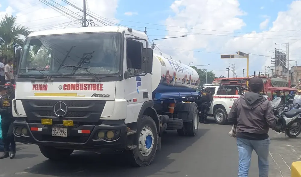 Según chofer de cisterna, el motociclista habría intentado adelantarlo. Foto: difusión.