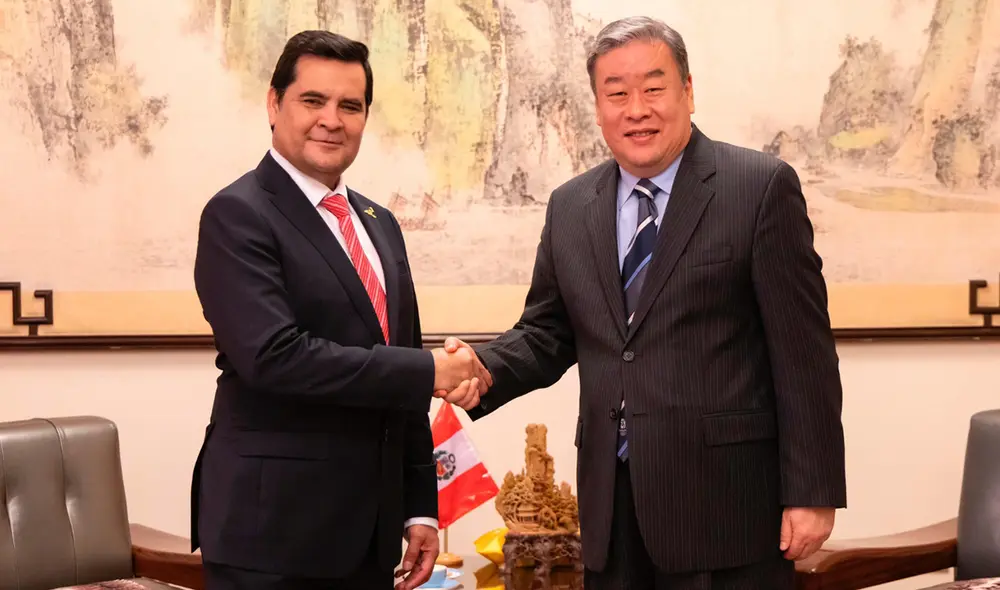 Federico Tong y el embajador Song Yang discutieron temas como el intercambio de deportistas. Foto: IPD Federico Tong y el embajador Song Yang discutieron temas como el intercambio de deportistas. Foto: IPD