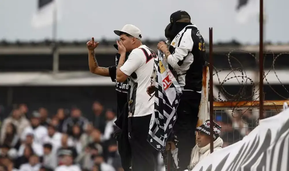 El hincha fallecido en el clásico chileno habría tratado de saltar de una tribuna a otra. Foto: Agencia Uno
