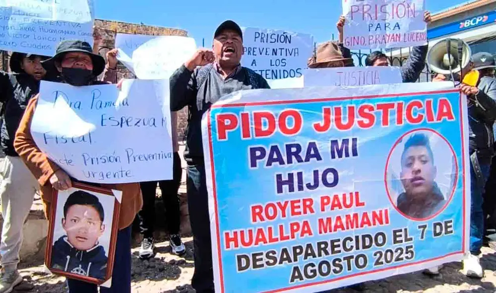 Familiares de joven desaparecido se reúnen en exteriores del Ministerio Público de Juliaca para exigir justicia.