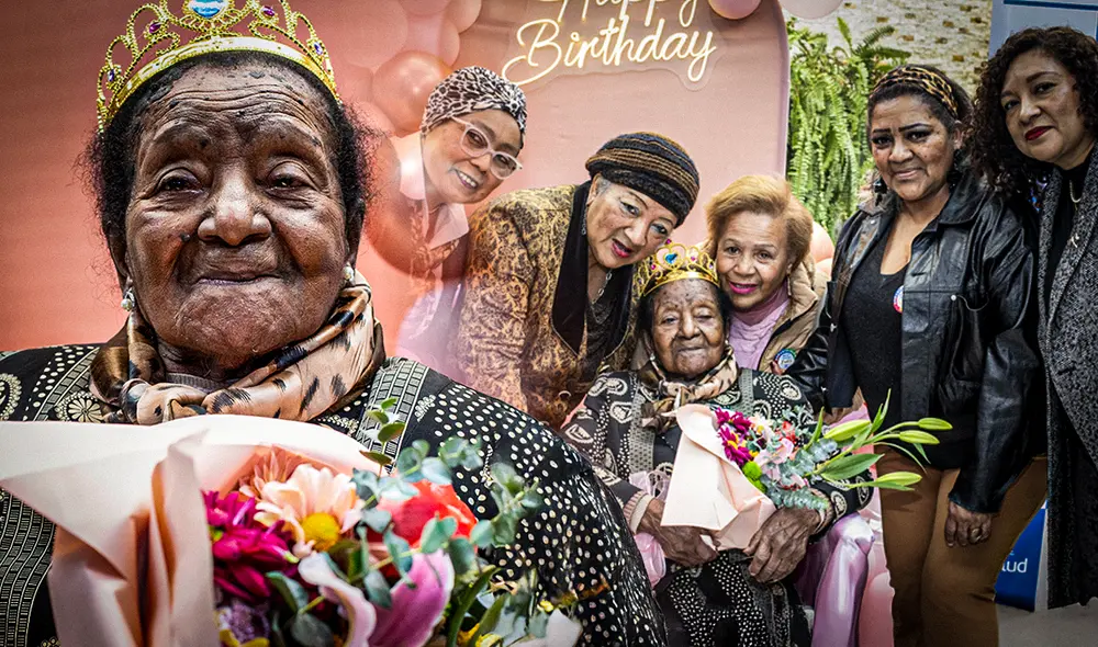 Doña Ernestina acude a sus citas para su diálisis a sus 102 años.