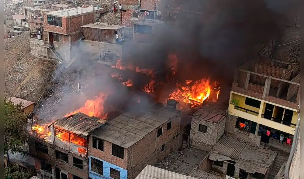 Incendio moviliza a unidades de Bomberos en Comas.