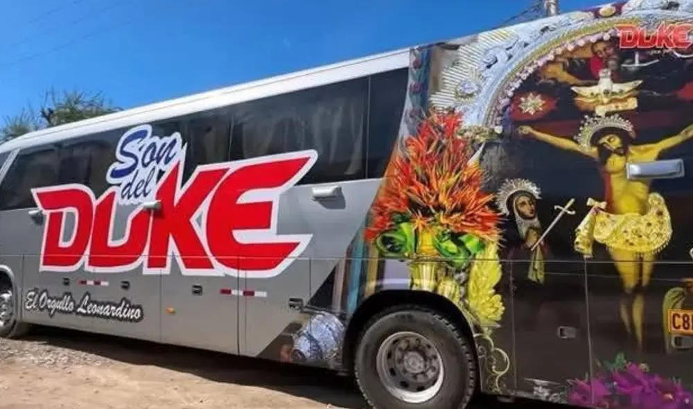 Cantates y músicos de Son del Duke terminaron asustados tras atentado contra el bus que los transporta. Foto: Facebook/Son del Duke/difusión.