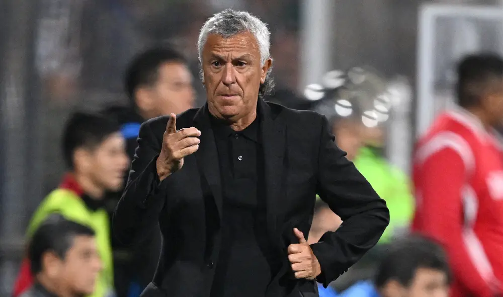 Néstor Gorosito se ve levantando la Sudamericana y la Liga 1.