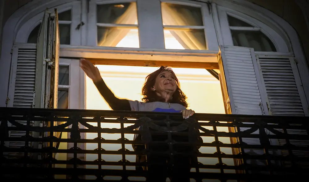 Tras el triunfo de Fuerza Patria, Kirchner salió a su balcón para celebrar el triunfo del peronismo.