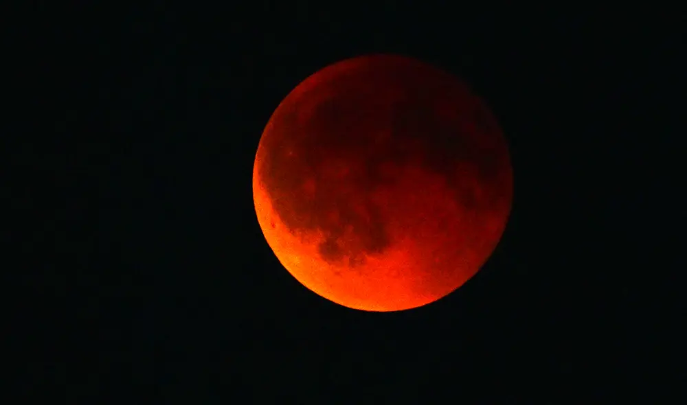 La luna llena coincidió con el eclipse lunar y tiñó al satélite con un tono rojizo. Foto: AFPP