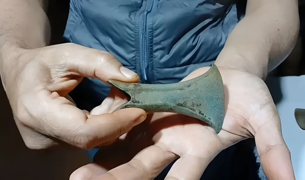 El hacha es una reliquia de la Edad de Bronce que sirvió más como símbolo más que como herramienta. Foto: Arkeonews