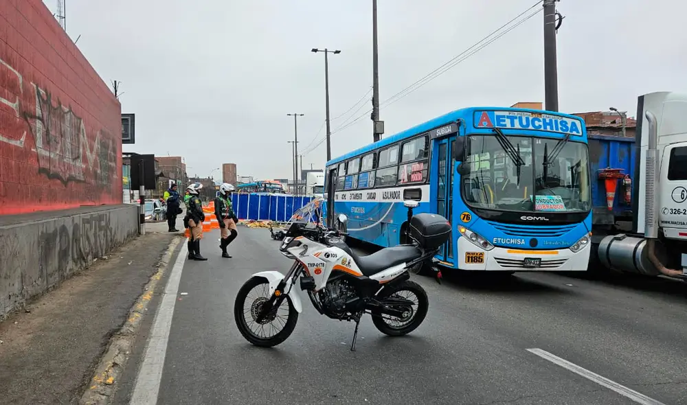 Motorizado no habría tenido casco cuando fue impactado en la Vía Evitamiento. Foto: Mabe Alva Motorizado no habría tenido casco cuando fue impactado en la Vía Evitamiento. Foto: Mabe Alva