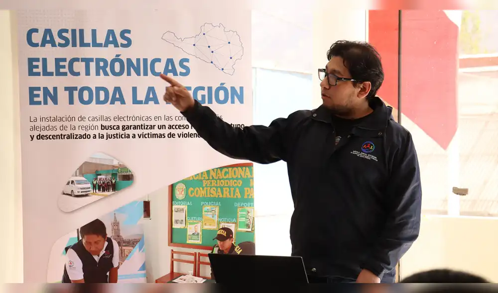La visita incluyó la entrega de herramientas tecnológicas como el "Botón de Pánico" y la reactivación de la casilla electrónica. Fuente: Difusión.
