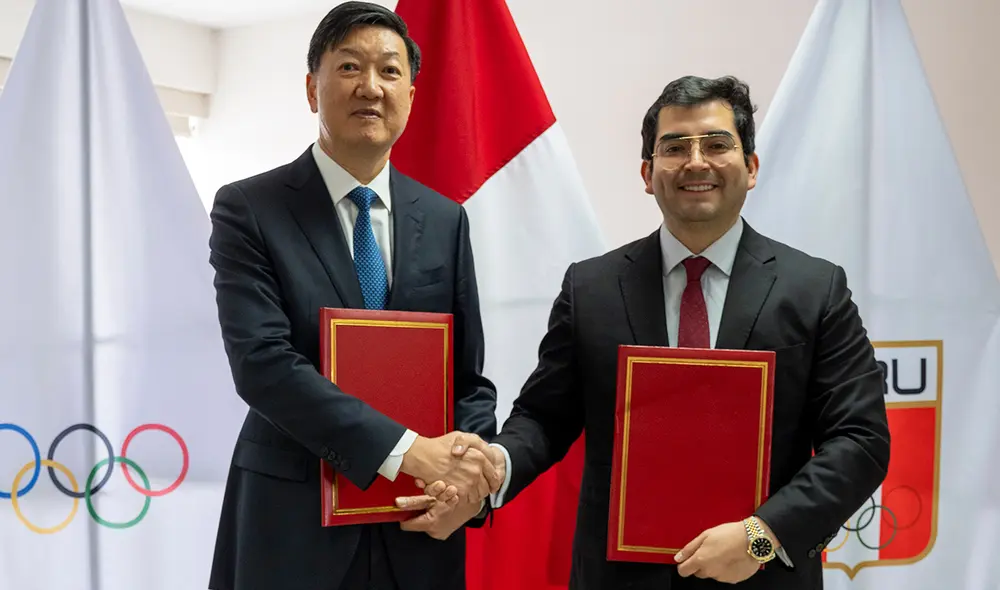 Renzo Manyari y Gao Zhidan acordaron un convenio de colaboración entre deportistas peruanos y chinos. Foto: IPD