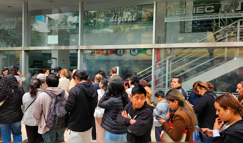 Ciudadanos tienen que esperar más de dos horas para ser atendidos. Foto: Mabel Alva, La República