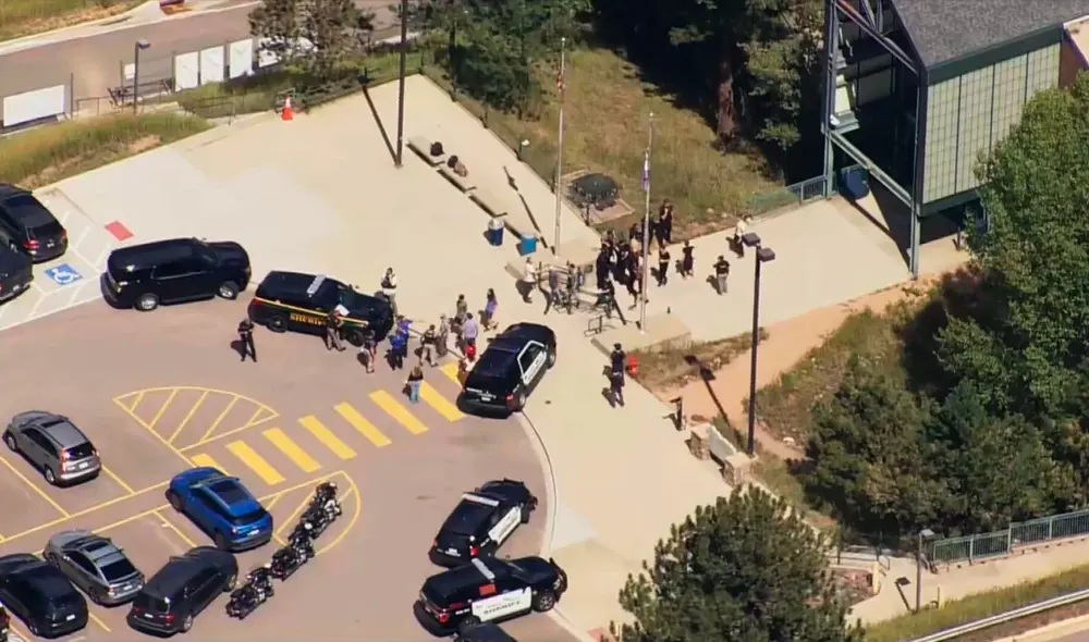 El tiroteo en una escuela de Denver dejó al menos tres personas heridas. Foto: NBC El tiroteo en una escuela de Denver dejó al menos tres personas heridas. Foto: NBC
