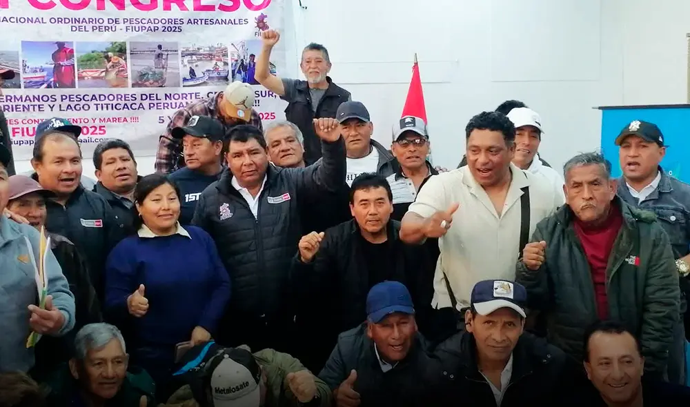 Hilton Guerrero Bonifacio (al centro, con casa oscura y camisa blanca) fue reelegido por un "congreso" al que asistieron 25 supuestos líderes pesqueros. Foto: difusión