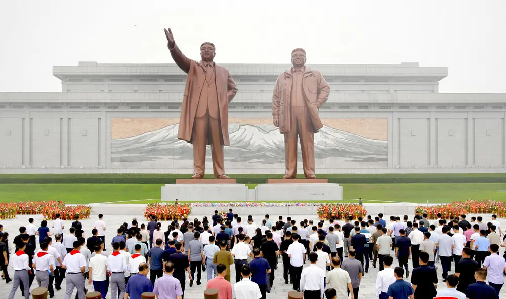 En Pyongyang, capital de Corea del Norte, se erigen dos estatuas de bronce de sus antiguos líderes, Kim Il-sung y Kim Jong-il. En Pyongyang, capital de Corea del Norte, se erigen dos estatuas de bronce de sus antiguos líderes, Kim Il-sung y Kim Jong-il.