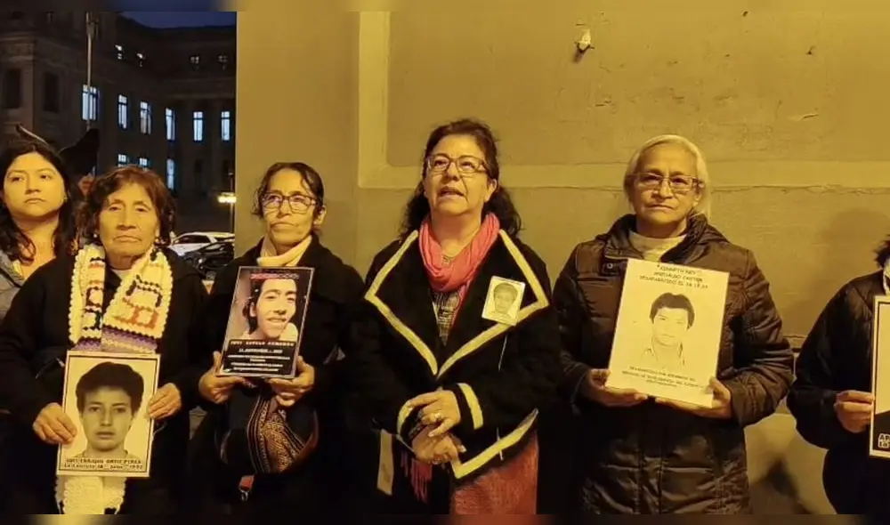 Familiares de victimas de la violencia política realizan plantón contra la ley de amnistía