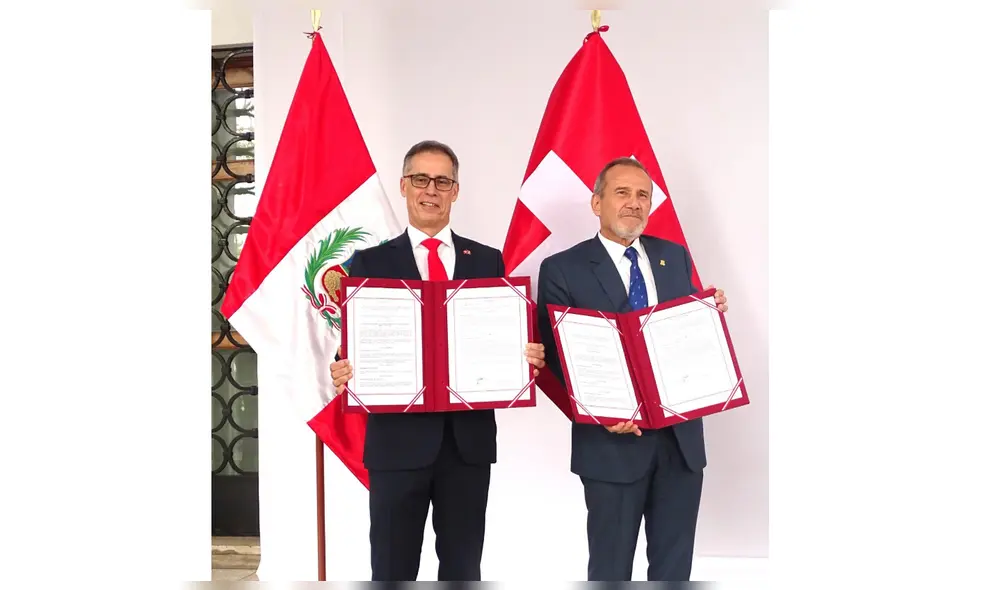 Embajador de Suiza en el Perú, Paul Garnier, y Ministro de Relaciones Exteriores, Elmer Schialer. Foto: Difusión.