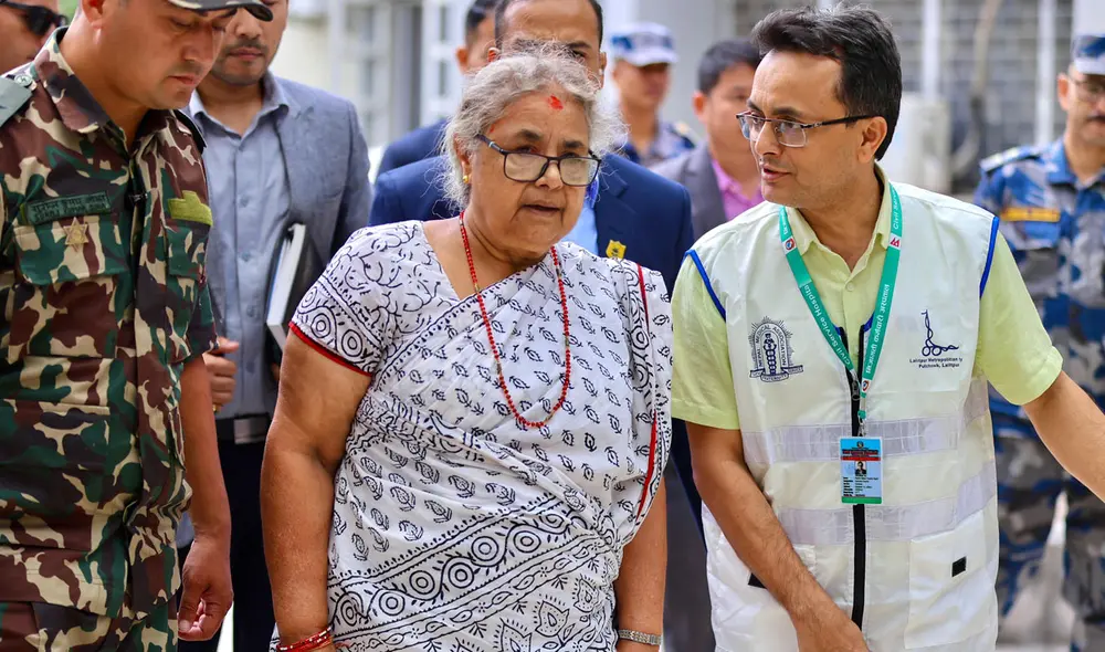 Sushila Karki, la nueva primera ministra de Nepal, acudió a visitar a las personas heridas en las manifestaciones.