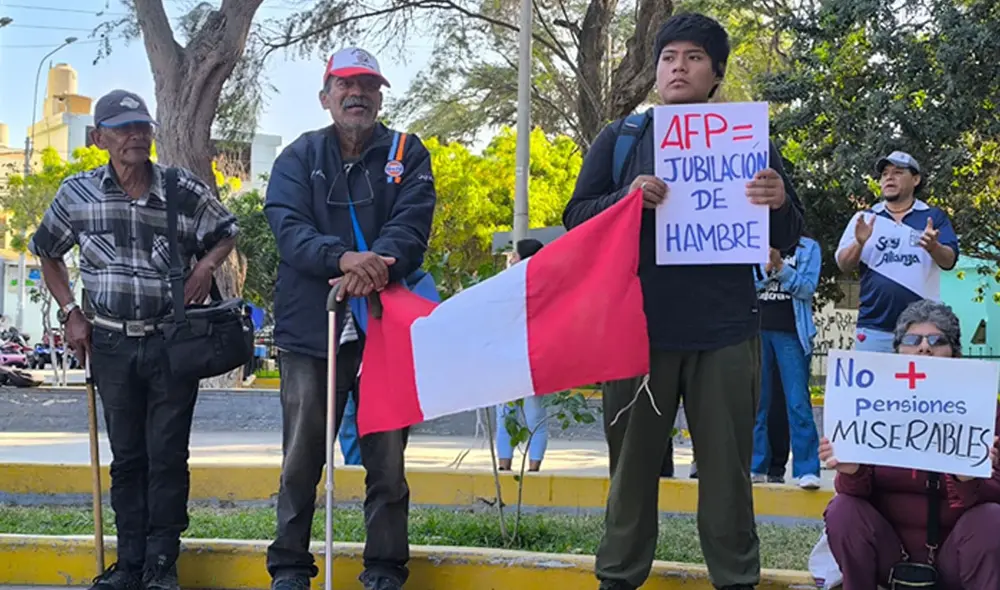 Piuranos de todas las edades se manifestaron contra reforma. Foto: Almendra Ruesta - La República. Piuranos de todas las edades se manifestaron contra reforma. Foto: Almendra Ruesta - La República.