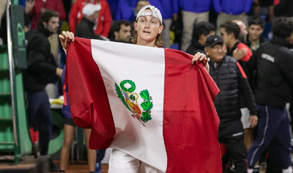 Ignacio Buse luce orgulloso la bandera del Perú.