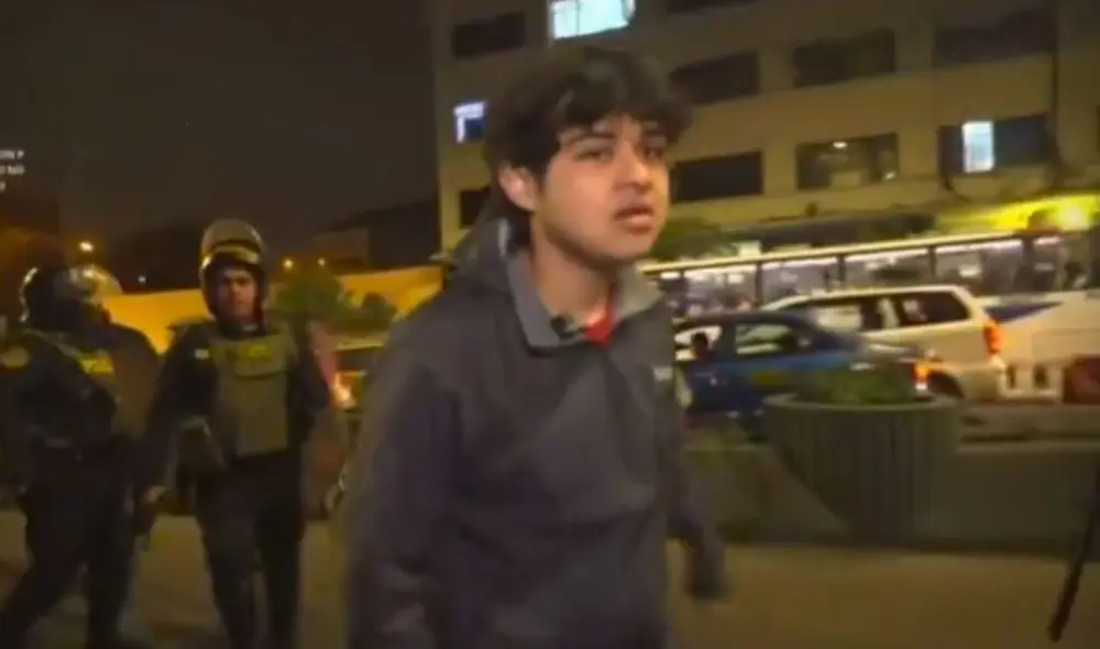 Policía bota al streamer Sacha mientras transmitía la marcha contra la reforma de la AFP en Kick: