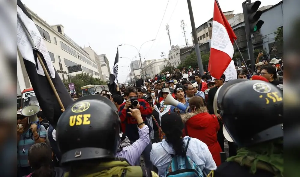 Movilización congregó a cientos de ciudadanos que fueron cercados por la Policía en la avenidad Abancay. Foto: Sebastián Blanco/LR Movilización congregó a cientos de ciudadanos que fueron cercados por la Policía en la avenidad Abancay. Foto: Sebastián Blanco/LR