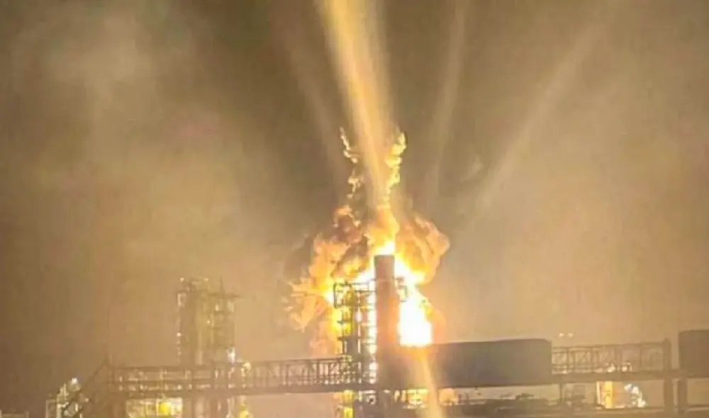 Ucrania atacó la refinería de Kirishi, una de las más grandes de Rusia, provocando un incendio controlado sin heridos. Foto: AL24