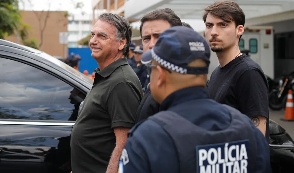 Jair Bolsonaro llegó al hospital y fue recibido por cientos de simpatizantes