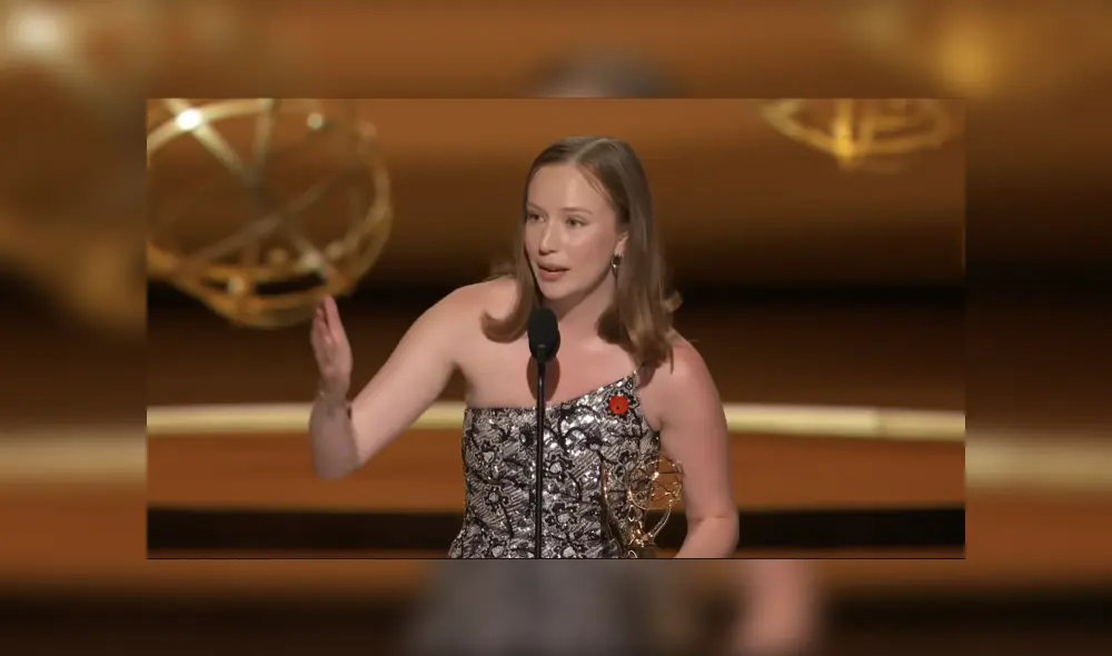 Hannah Einbinder en los Emmy 2025.