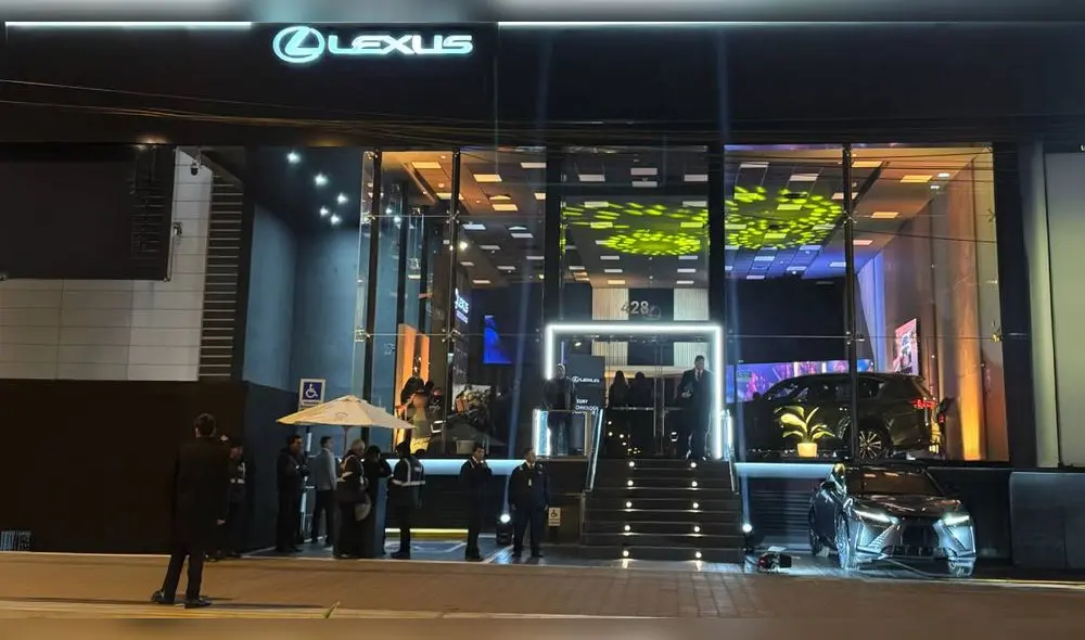 El nuevo punto de venta cuenta con tecnología avanzada, como pantallas interactivas y un wallbox para recargar vehículos. Fuente: Difusión.