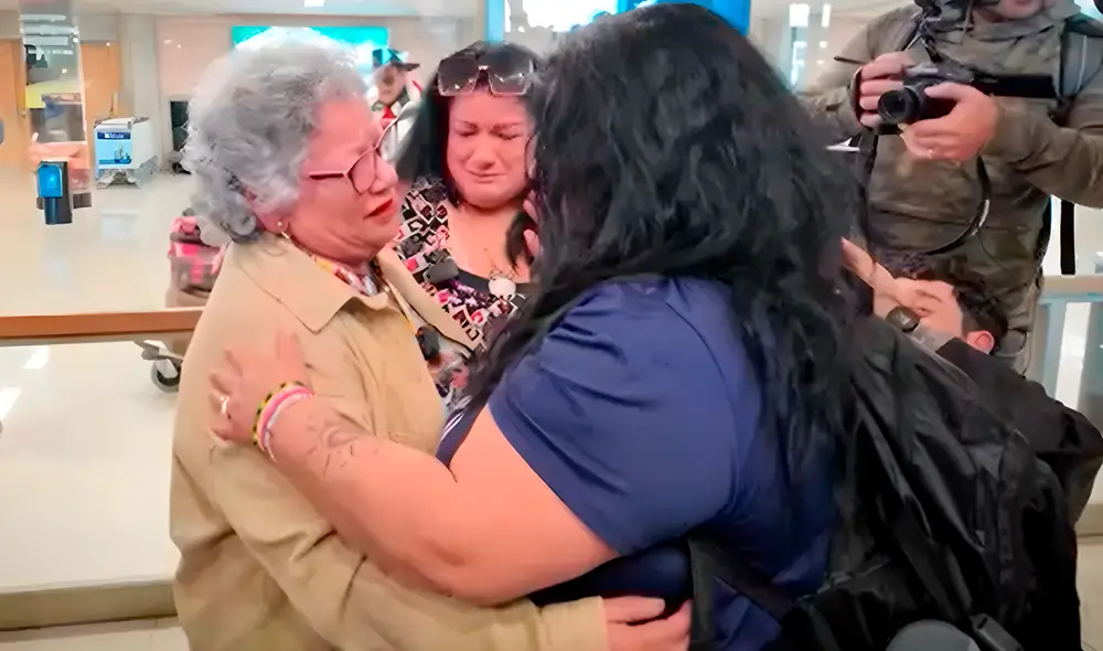 Madre chilena se reencontró con sus hijas gemelas que le fueron robadas hace 45 años. Madre chilena se reencontró con sus hijas gemelas que le fueron robadas hace 45 años.