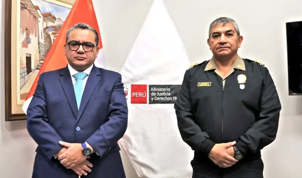 Pese a la suspensión por graves delitos, el ministro Juan Santiváñez despacha con el teniente general Víctor Zanabria.