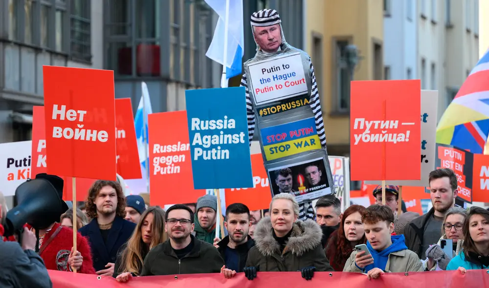 Yulia Navalnaya durante una manifestación contra Vladimir Putin, luego de la muerte de su esposo. Yulia Navalnaya durante una manifestación contra Vladimir Putin, luego de la muerte de su esposo.
