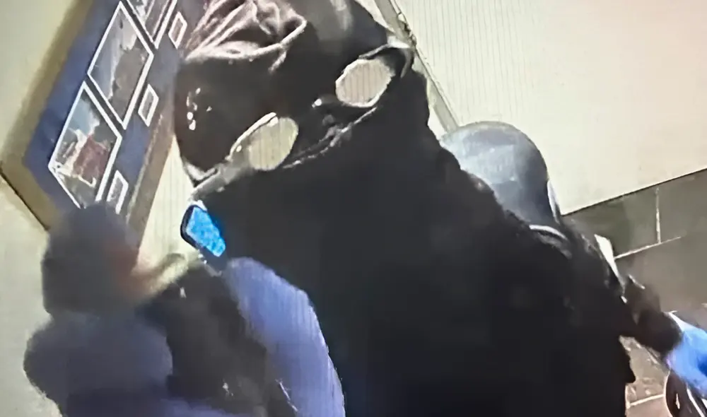 Hombre vestido de buzo robó más de $10 mil de un barco-restaurante de Disney. Hombre vestido de buzo robó más de $10 mil de un barco-restaurante de Disney.