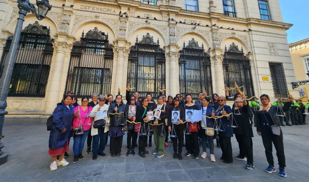 Familiares de víctimas exigen a Defensor del Pueblo retirar demanda que podría blindar ley de amnistía. Foto: Mabel Alva Familiares de víctimas exigen a Defensor del Pueblo retirar demanda que podría blindar ley de amnistía. Foto: Mabel Alva