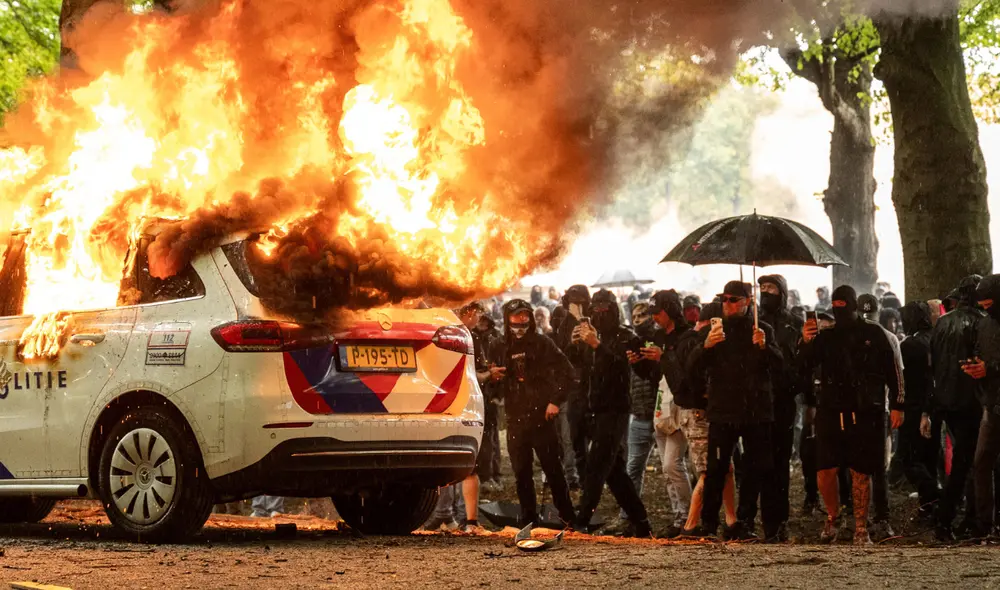 Ola de disturbios en La Haya con gases lacrimógenos y ataque a sede de D66. Foto: AFP Ola de disturbios en La Haya con gases lacrimógenos y ataque a sede de D66. Foto: AFP