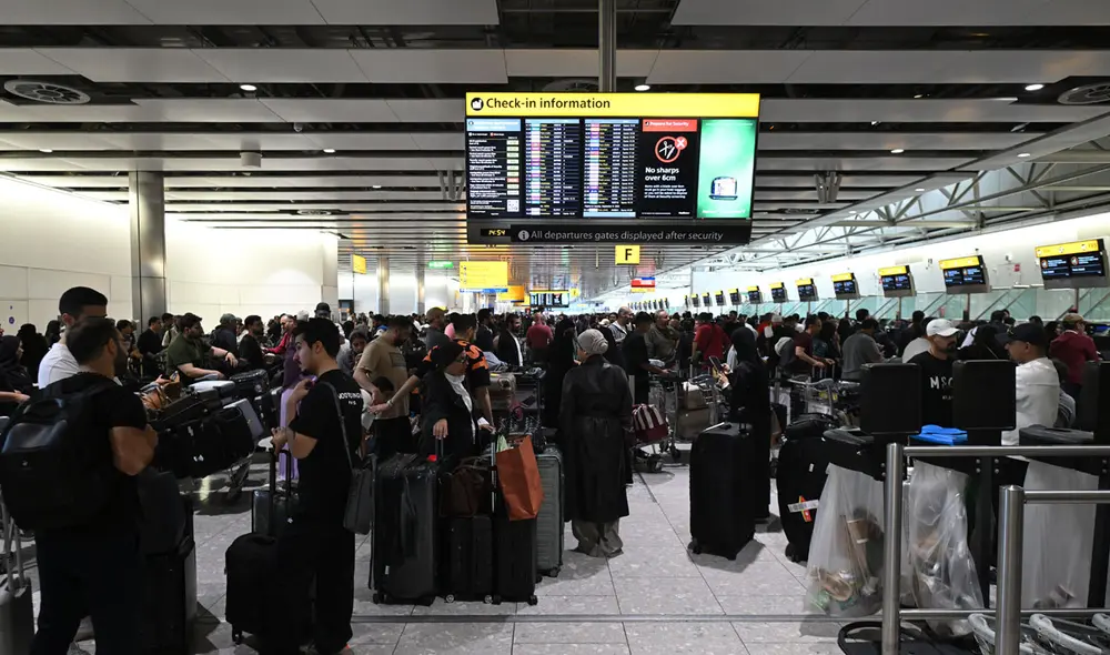 Largas colas de pasajeros se han creado en varios importantes aeropuertos de Europa.