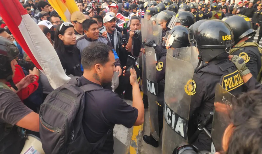 Enfrentamientos en Plaza San Martín. Créditos: Francisco Erazo & Royce Rodríguez / URPI-LR Enfrentamientos en Plaza San Martín. Créditos: Francisco Erazo & Royce Rodríguez / URPI-LR