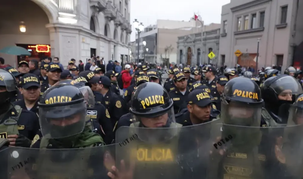 Miles de policías en marcha contra el Congreso. Foto: Sebastián Blanco Salazar / URPI-LR Miles de policías en marcha contra el Congreso. Foto: Sebastián Blanco Salazar / URPI-LR