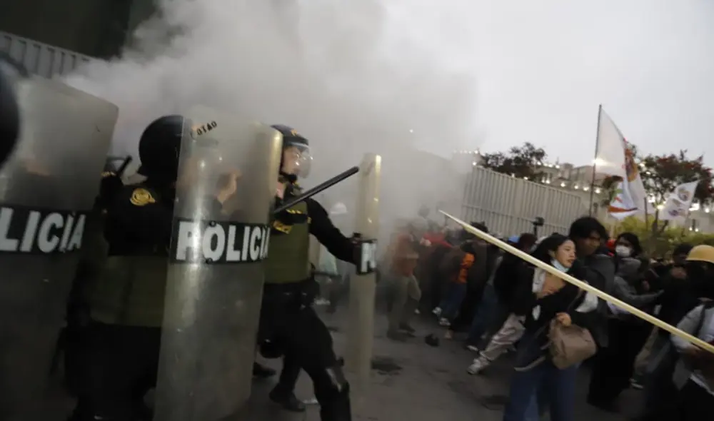 Se registran enfrentamientos entre la PNP y manifestantes.  Foto: Sebastián Blanco
