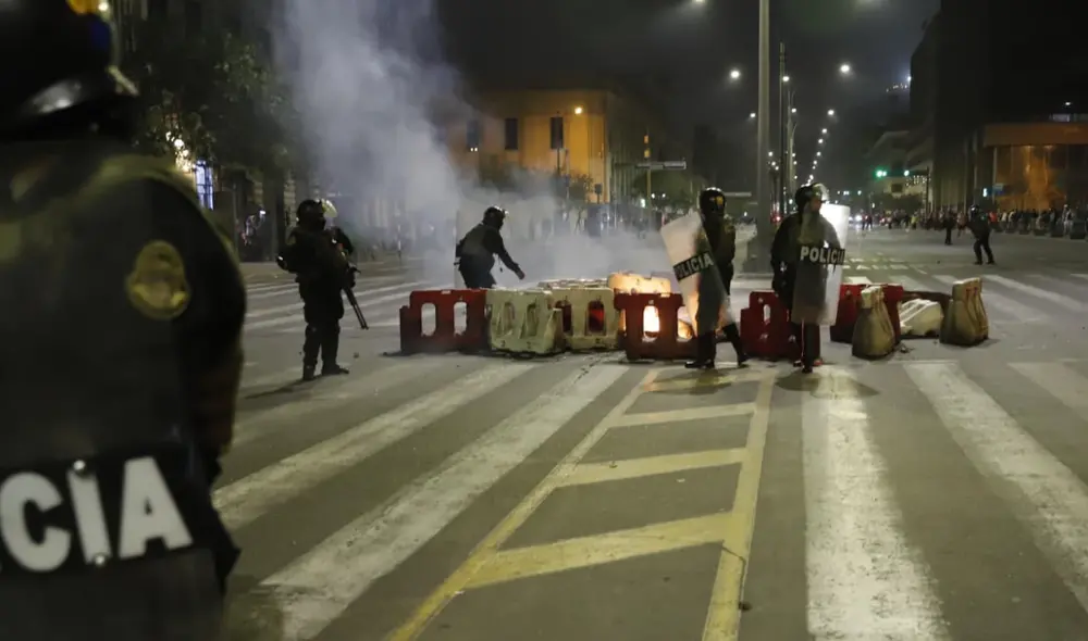 PNP empeiza a disparar perdigones contra manifestantes. Foto: Sebastián Blanco / LR
