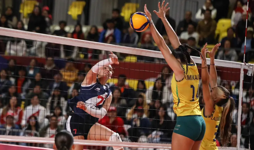 Perú le dio pelea a Brasil en los dos primeros sets, pero perdió el tercero por un amplio margen. Foto: FPV