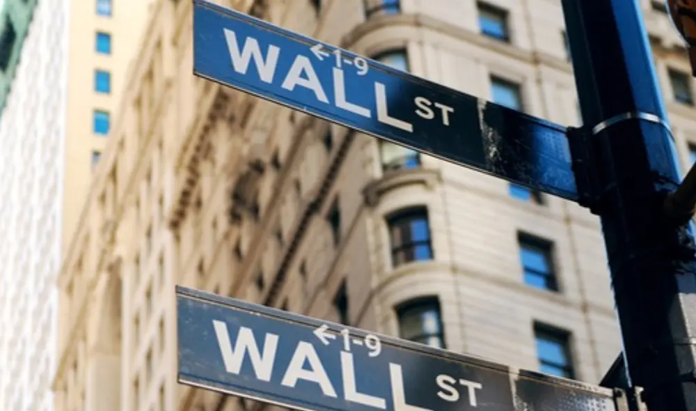 Wall Street cerró en máximos históricos con el S&P 500 por encima de 6.660 puntos. Foto: Freepik