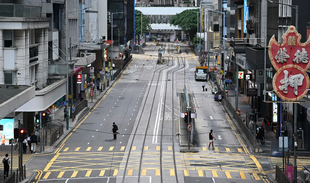 Las calles de Hong Kong lucen vacías ante la llegada del tifón.